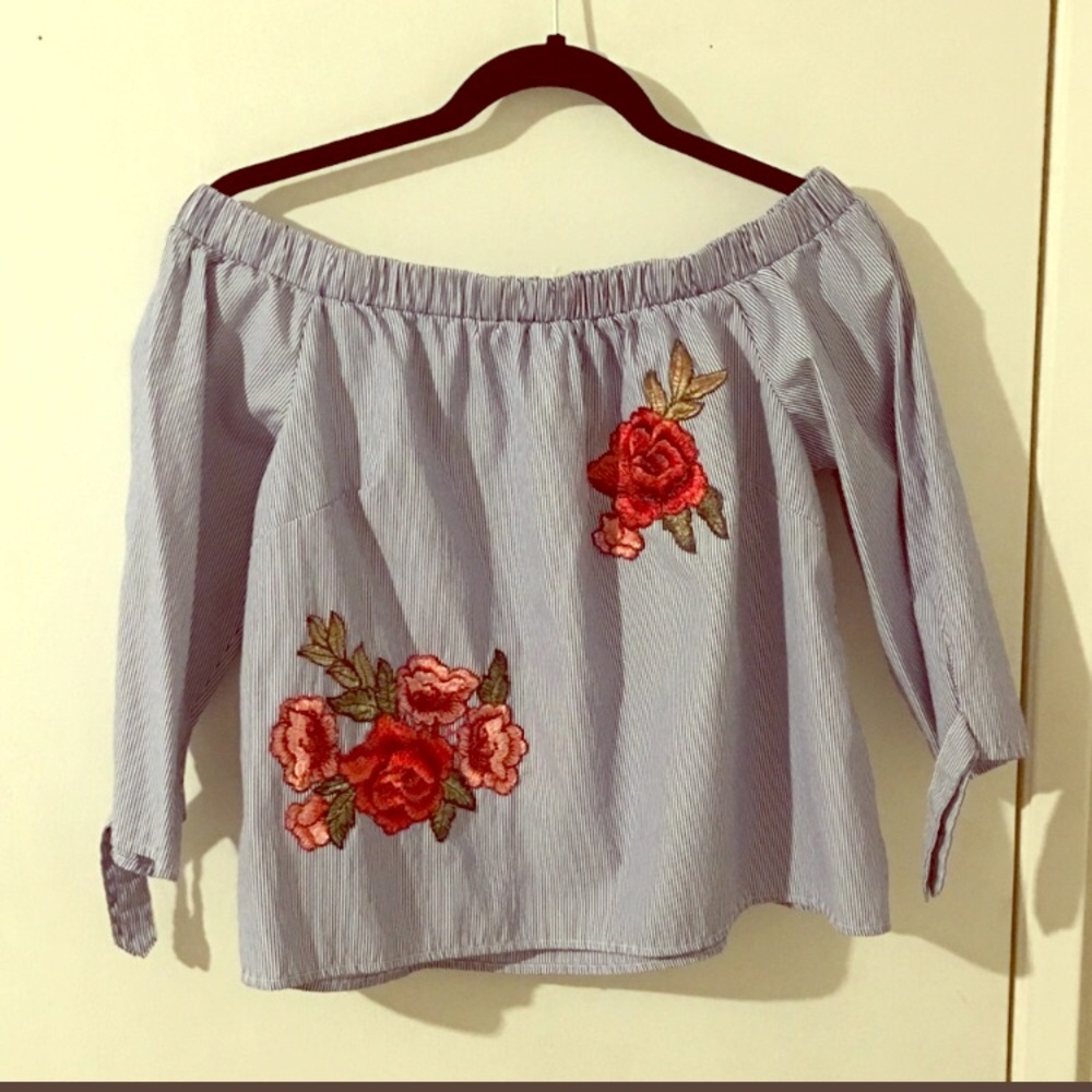 Off the shoulder floral top 🌺